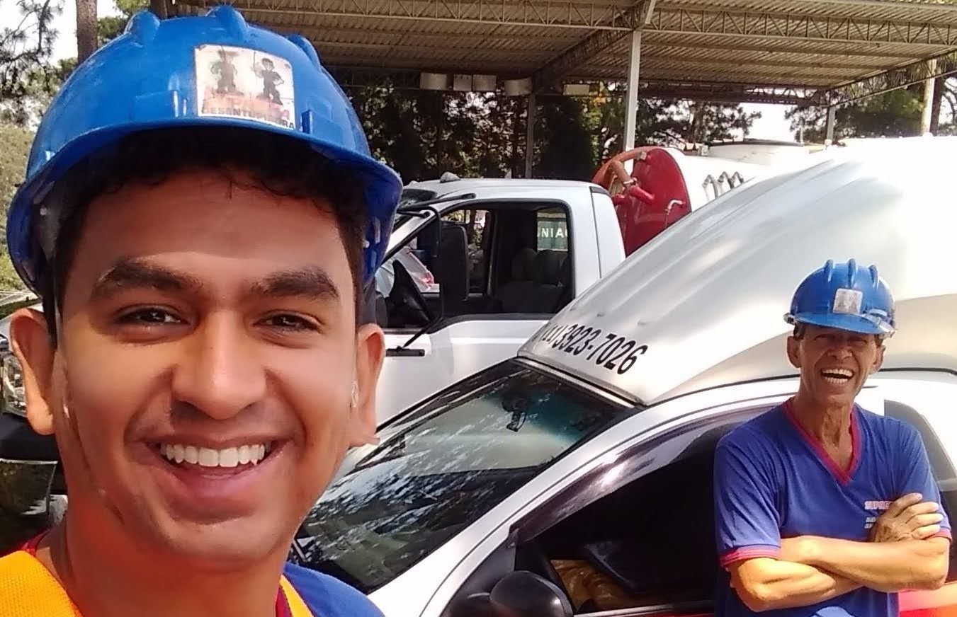 Equipe técnica de hidrojateamento da Suprema Desentupidora com EPI completo