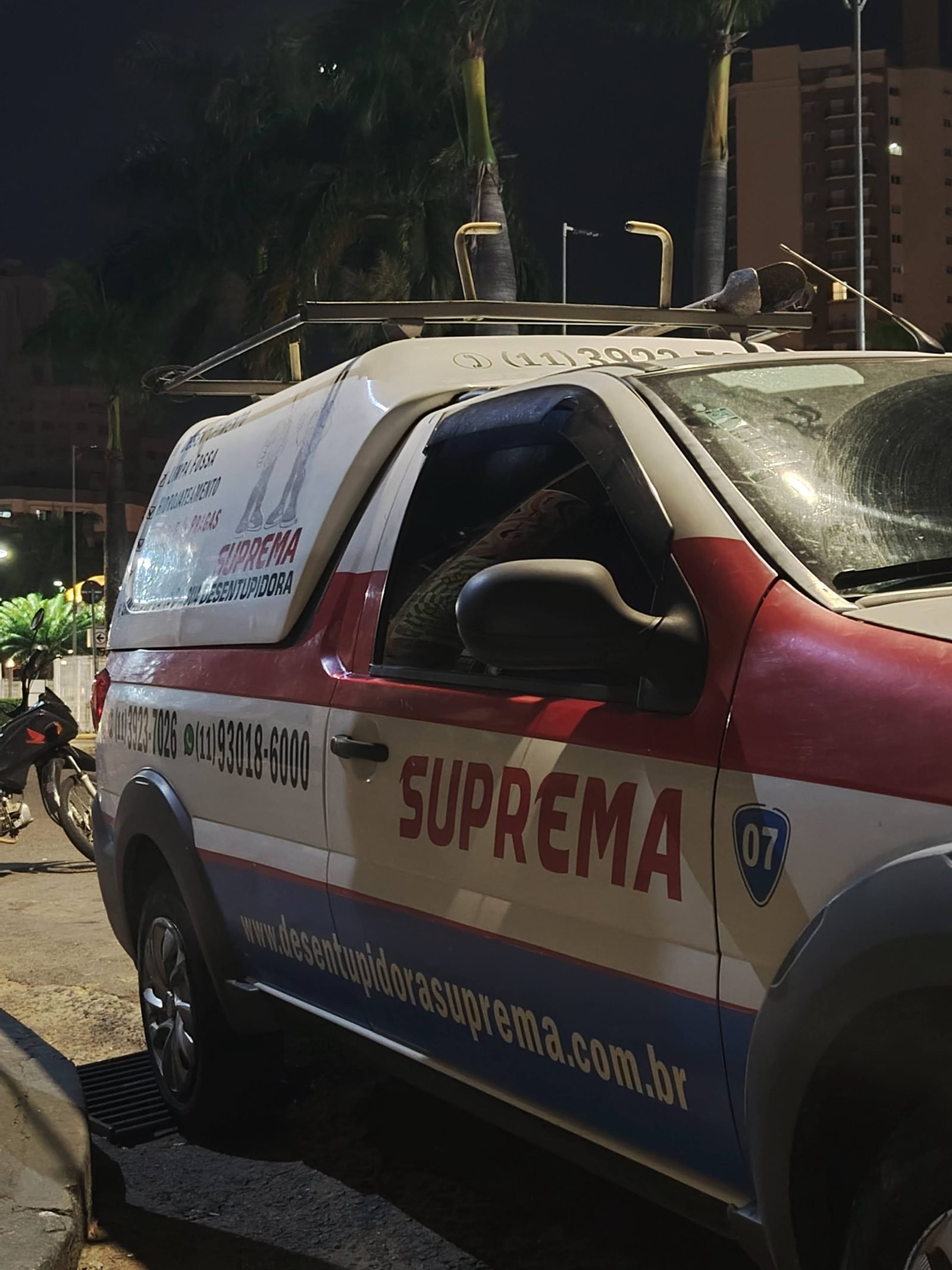 Veículo de hidrojateamento da Suprema Desentupidora em atendimento 24 horas